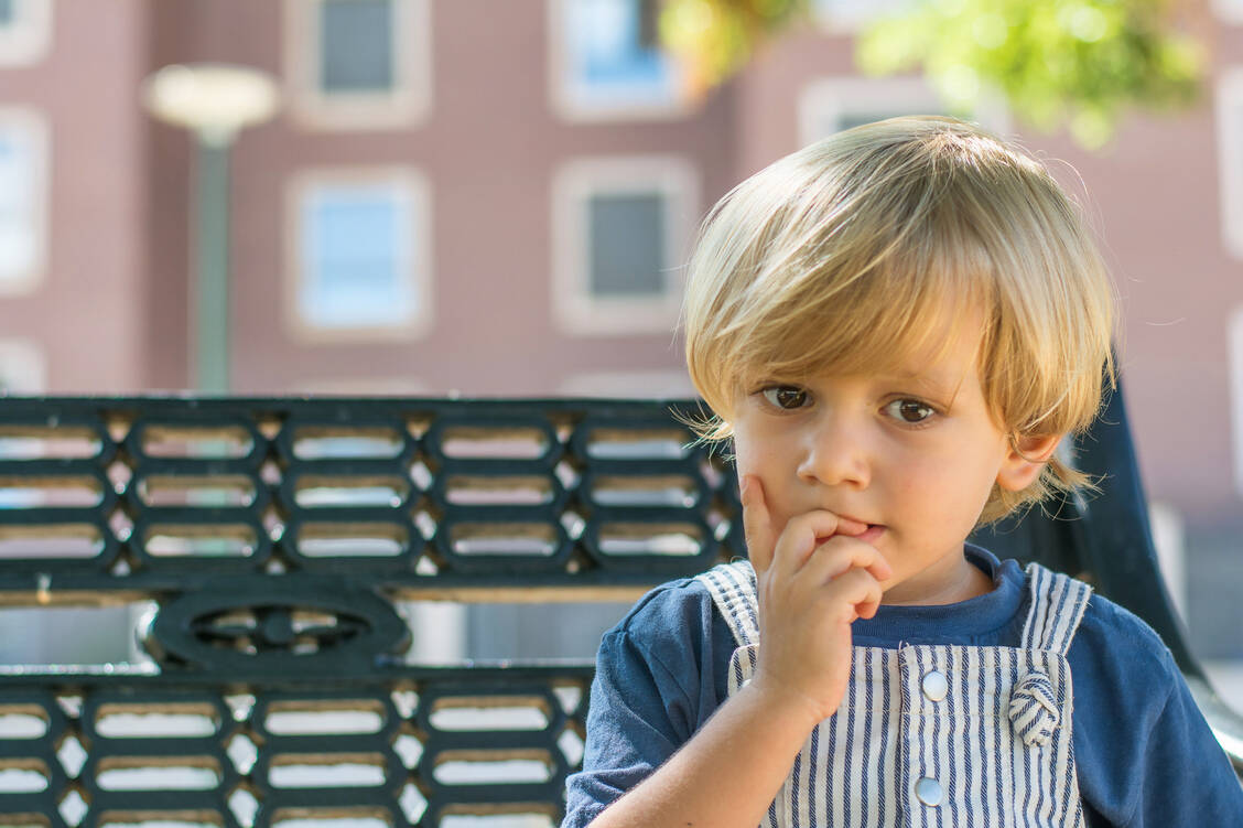 An den Nägeln zu knabbern kann Nägel und Kiefergelenk in Mitleidenschaft ziehen. / Foto: Adobe Stock/Nanci