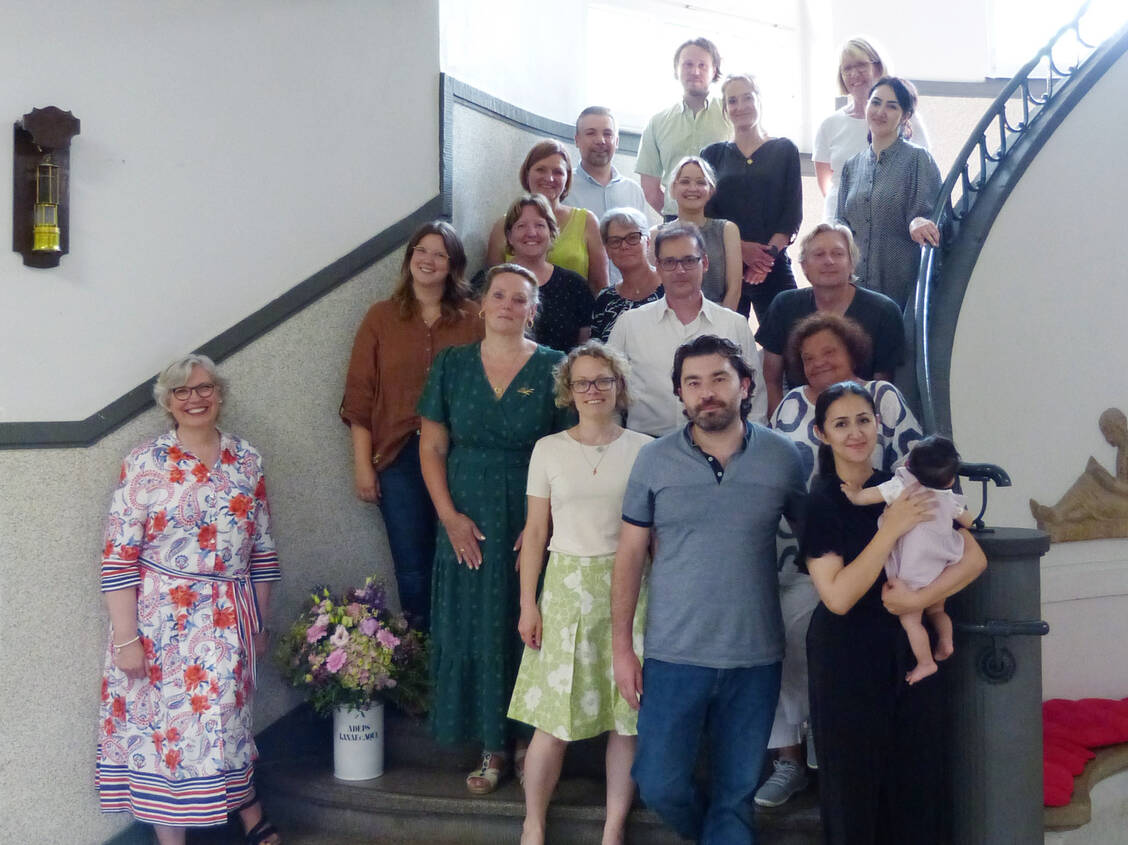 Das Kollegium der PTA-Fachschule Gelsenkirchen hat sich von der langjährigen Schulleiterin Susanne Brittinger (links) verabschiedet. / Foto: Privat