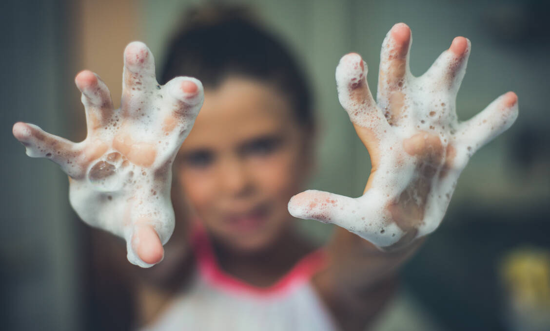 Am besten von Anfang an richtig gelernt: Wer seine Hände zum richtigen Zeitpunkt und mit der richtigen Methode wäscht, schützt sich und andere vor Infektionen. / Foto: Adobe Stock/Mladen