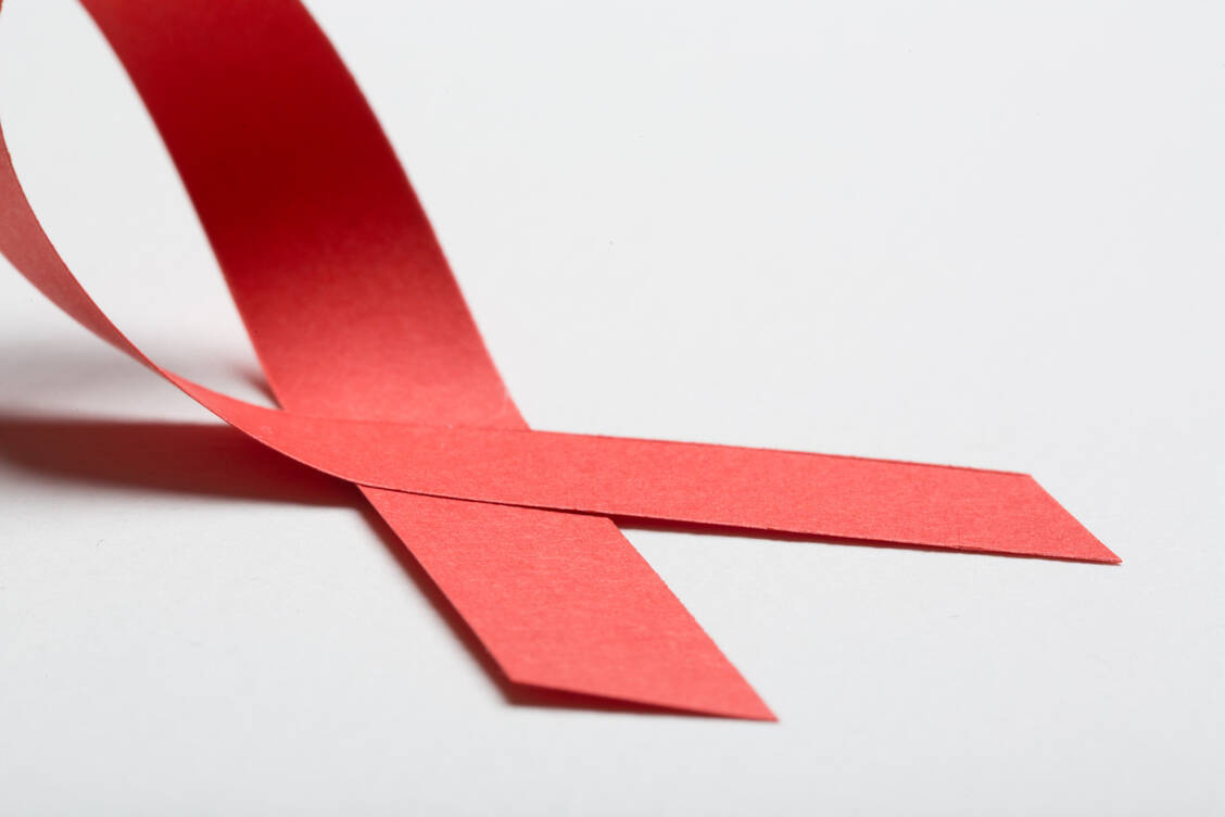 Am 1. Dezember ist Welt-Aids-Tag. / © Getty Images/Boris Zhitkov