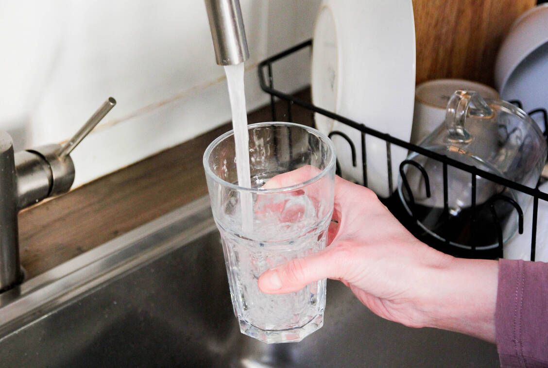 Leitungswasser ist in Deutschland Trinkwasser und streng kontrolliert – bis zu den Leitungen des Hauses. Nach längerer Abwesenheit ist es wichtig, das Wasser erst einmal laufen zu lassen. / © Getty Images/Kinga Krzeminska