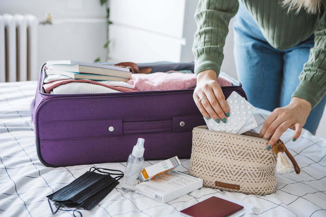 Wichtige Medikamente müssen mit auf Reisen – und sicher im Gepäck verstaut werden.  / © Getty Images/petrunjela