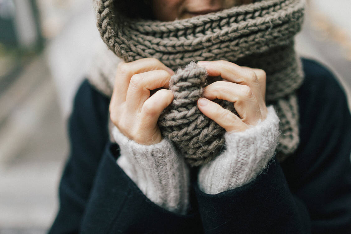 Im Winter schwächelt das Immunsystem häufig. Doch das ist nur ein Faktor von vielen, die dafür sorgen, dass Viren wie SARS-CoV-2 ein leichteres Spiel bei uns haben als bei warmen Temperaturen.  / Foto: Getty Images/Westend61