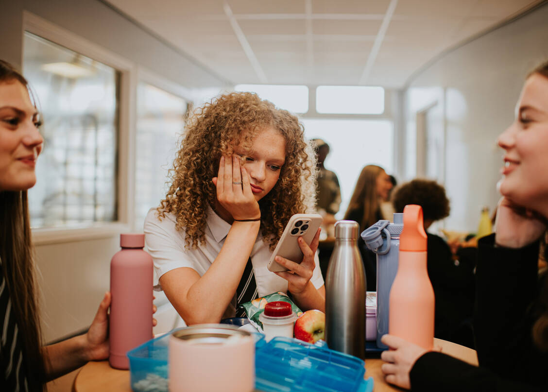 Während Selbstreflexion und Psychoedukation wichtig sind, kann eine übermäßige Beschäftigung mit psychischen Symptomen, zum Beispiel auf Social Media, schädlich sein. / © Getty Images/Catherine Falls Commercial