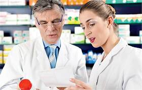 Mehrfache »4-Augen-Kontrolle«:  PTA und Apotheker schauen  bereits kritisch auf die  Individualrezeptur, noch bevor  die PTA mit der Herstellung beginnt.
<p class="fotonachweis">Foto: Shutterstock/Kzenon</p>