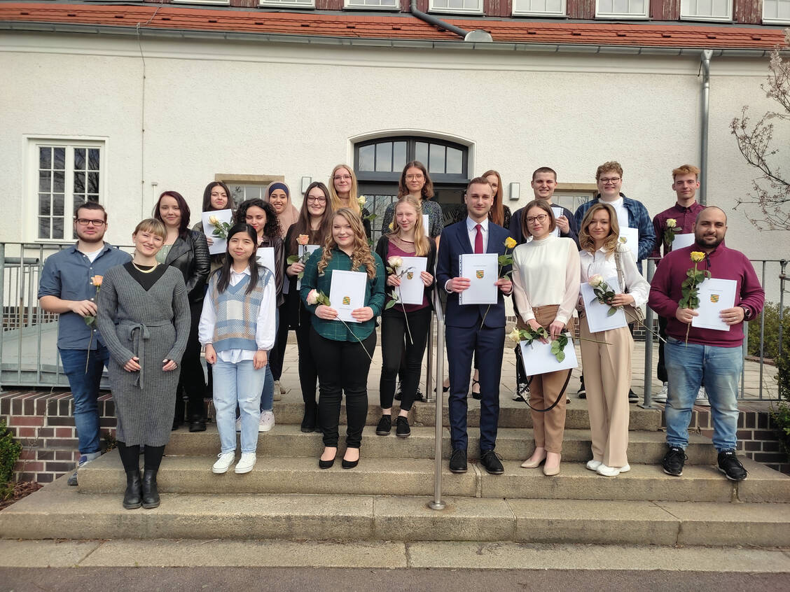 Auf geht es ins Berufsleben für zwanzig Absolventen der PTA-Ausbildung an der Ruth-Pfau-Schule in Leipzig.  / Foto: Anja Pforte