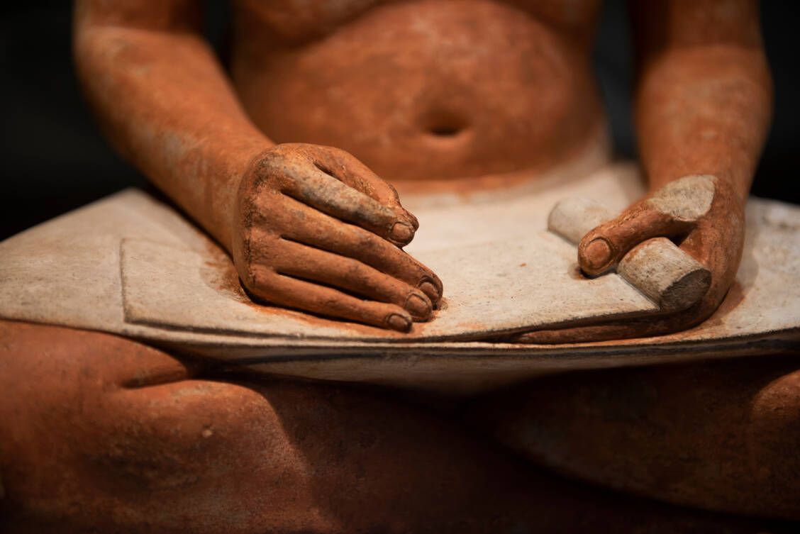 Vermutlich saßen die Schriftgelehrten im alten Ägypten über längere Zeit im Schneidersitz, was auf Dauer zu Veränderungen an Knien, Hüften, Knöcheln und einem gebeugten Rücken geführt hat. / Foto: Getty Images/agcreativelab