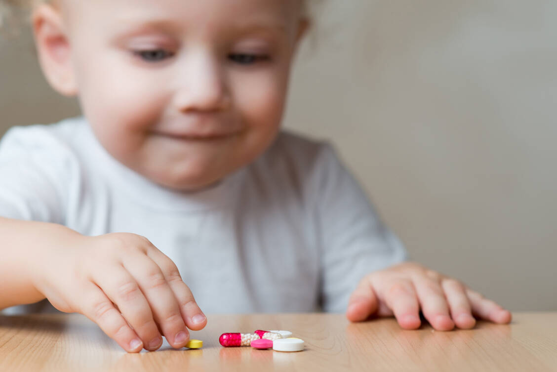 Bunte Kapseln und Tabletten können spannende Spielobjekte sein. Jegliche Arzneimittel sollten daher auf jeden Fall außer Reichweite von Kindern gelagert werden. / Foto: Adobe Stock/Wjatscheslaw Dumtschew