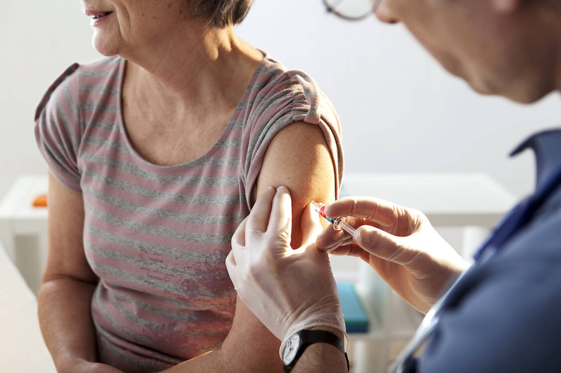 Gerade in der laufenden Coronavirus-Pandemie sind hohe Impfquoten gegen Grippe wichtig, erst recht für Angehörige von Risikogruppen. / Foto: Shutterstock/Image Point Fr