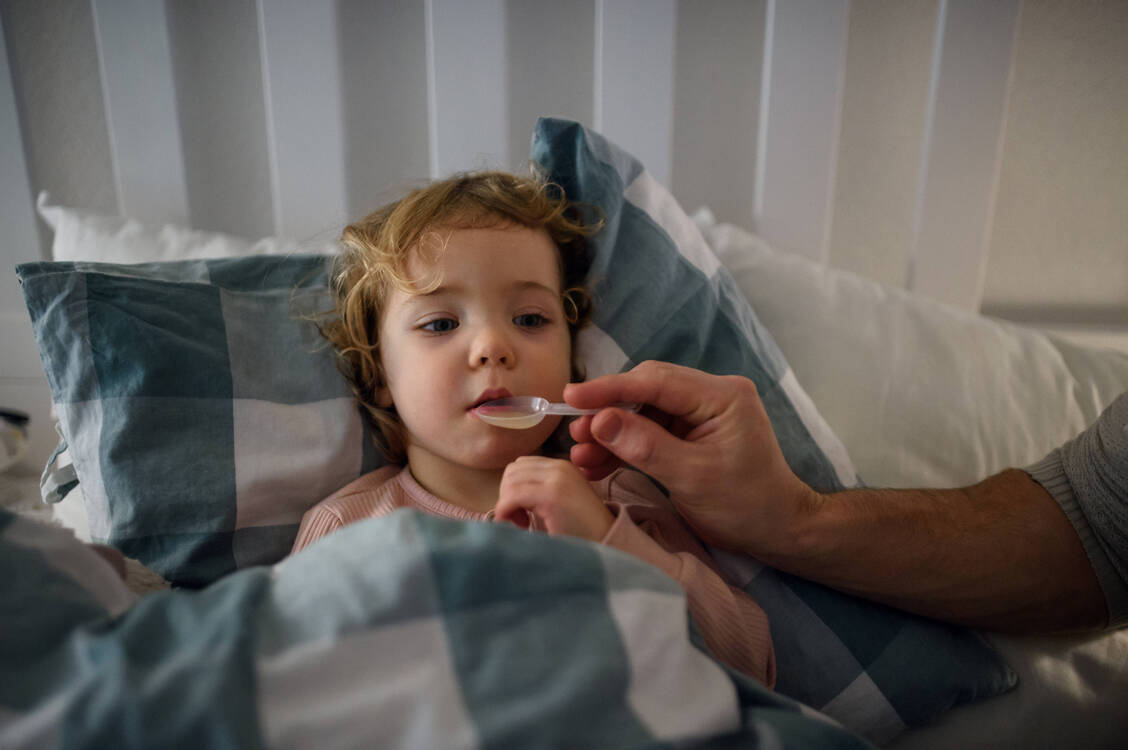 Kinder brauchen im Gesundheitswesen erheblich mehr Schutz, fordern Fachgesellschaften. / © IMAGO/HalfPoint Images