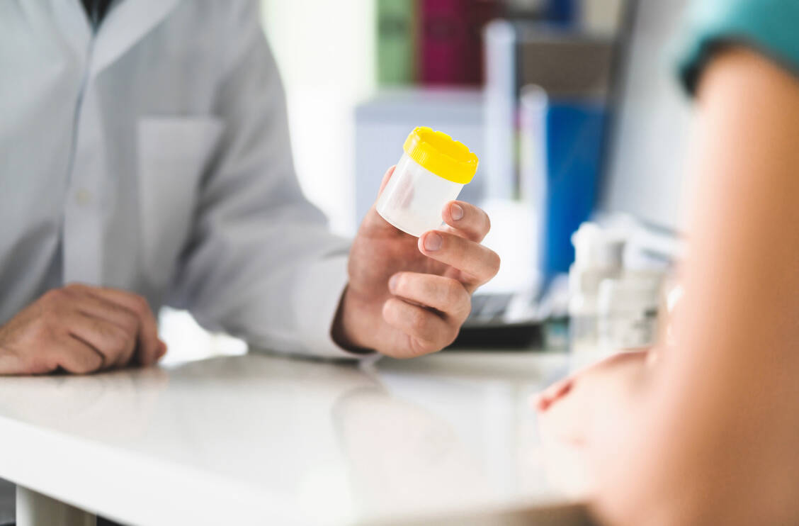 Die Bestimmung von Kreatinin, Glomerulärer Filtrationsrate und Albumin im Urin lassen Aussagen über den Zustand der Nieren zu. / © Getty Images/Tero Vesalainen