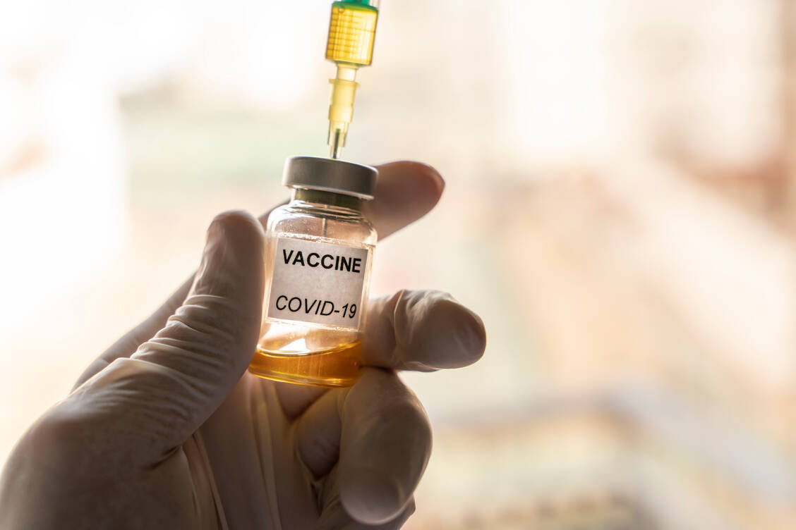 Bislang stehen drei mRNA-basierte Impfstoffe kurz vor der Zulassung in Europa: die Vakzine des Mainzer Unternehmens Biontech in Kooperation mit Pfizer, die des Tübinger Unternehmens Curevac und der Kandidat des US-Unternehmens Moderna. Möglicherweise kommen sie noch dieses Jahr auf den deutschen Markt. / Foto: Getty Images/Javier Zayas