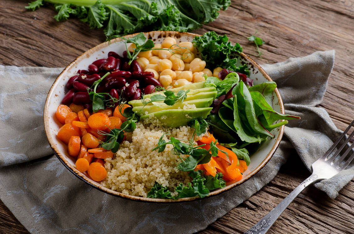 Was bei der Ernährung angesagt ist, wird maßgeblich von Food-Konzernen und Influencern bestimmt. Nicht alles ist nachahmenswert. Viel Gemüse aber bleibt ein Dauerbrenner. / © Adobe Stock/bit24