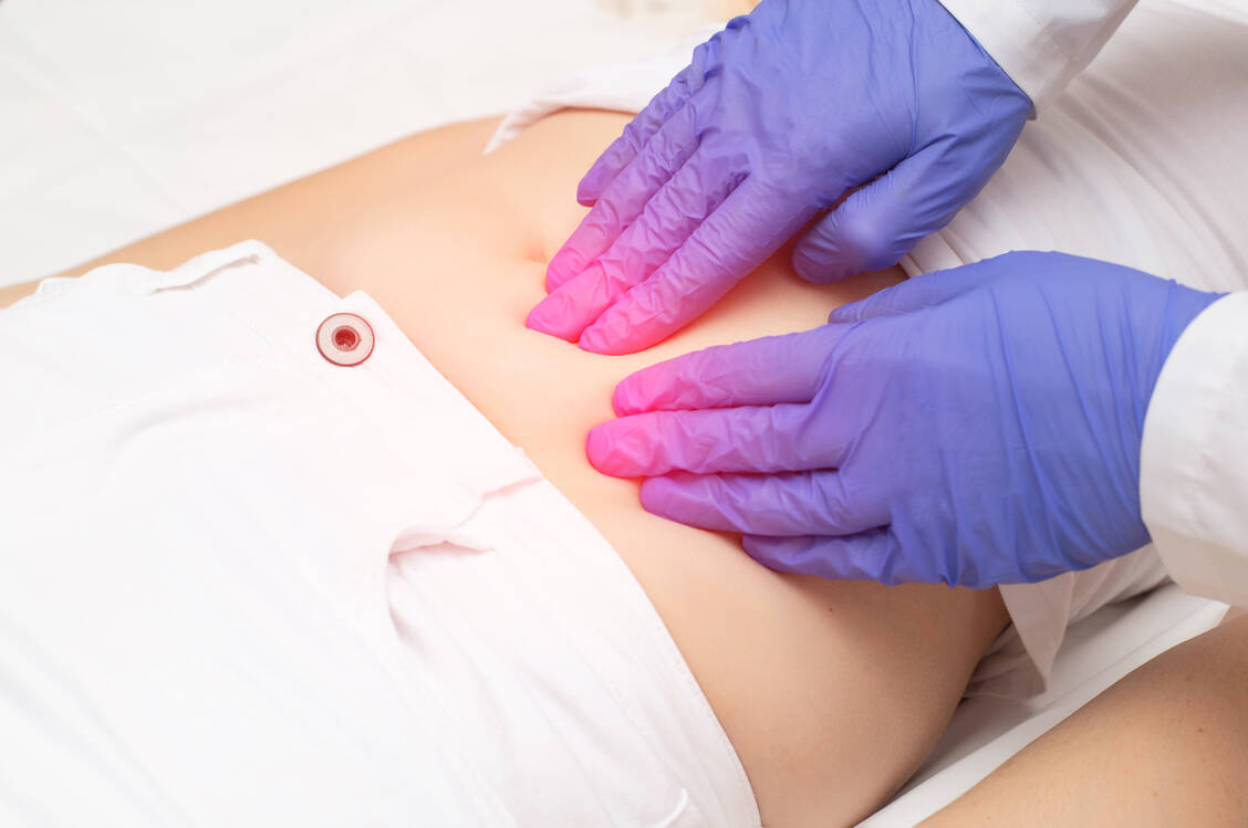 Größere Myome können ertastet werden, besonders, wenn sie an der Vorder- oder Hinterseite der Gebärmutter lokalisiert sind. Weitere diagnostische Verfahren sind Ultraschalluntersuchung (Vaginalsonografie) sowie Gebärmutter- und Bauchspiegelung. / Foto: Getty Images/Henadzi Pechan