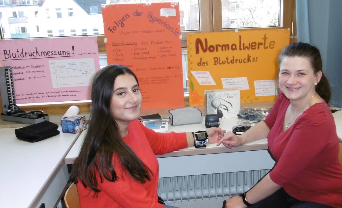 Worauf kommt es bei der korrekten Blutdruckmessung an? Beim Tag der offenen Tür erklärten Schüler der Oberstufe der PTA-Schule Münster den Besuchern das richtige Vorgehen. / Foto: PTA-Schule Münster