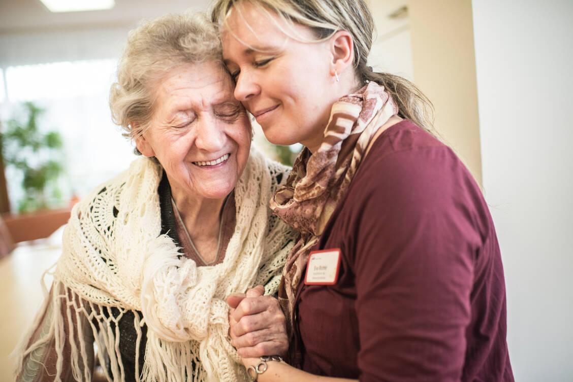 Pflegende Angehörige dementer Menschen sollten sich nicht scheuen, externe Angebote für die Betreuung auf Zeit anzunehmen. / Foto: © Nottebrock/Alzheimer Forschung Initiative