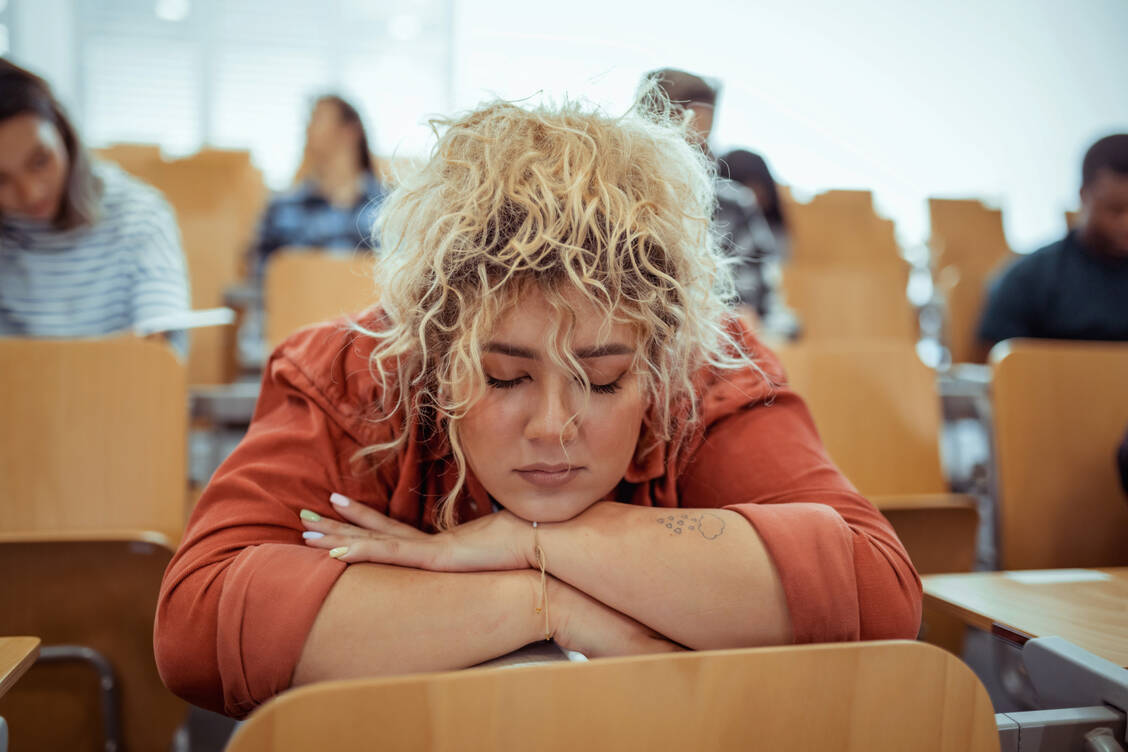 Menschen mit AD(H)S sind nicht aus Desinteresse unaufmerksam, sondern weil die Gedanken wegdriften. Wird die Erkrankung nicht erkannt, kann sich daraus eine Depression oder Angststörung entwickeln. / Foto: Getty Images/PixelsEffect