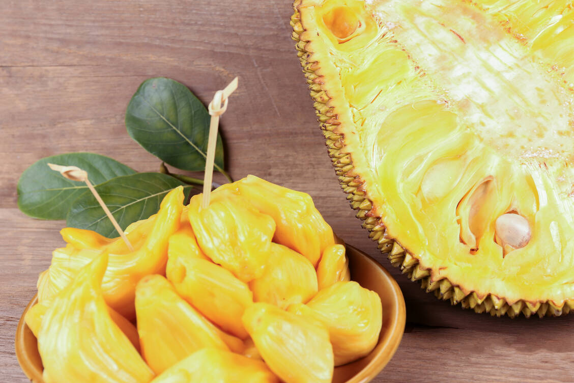Seit einiger Zeit bereichert die Jackfruit das Angebot der veganen Fleischalternativen.  / Foto: Adobe-Stock/thechatat