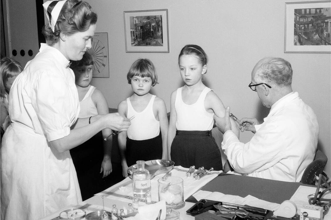 Der erste Polio-Impfstoff wurde gespritzt, erst später folgte die Schluckimpfung. / Foto: picture alliance/IBL Schweden