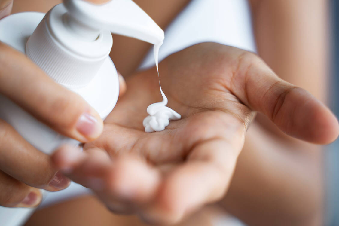 Eine gute Handcreme enthält Inhaltsstoffe wie Urea, Glycerin oder bestimmte Öle, die einen Fett- und Feuchtigkeitsmangel ausgleichen.  / Foto: Yakobchuk