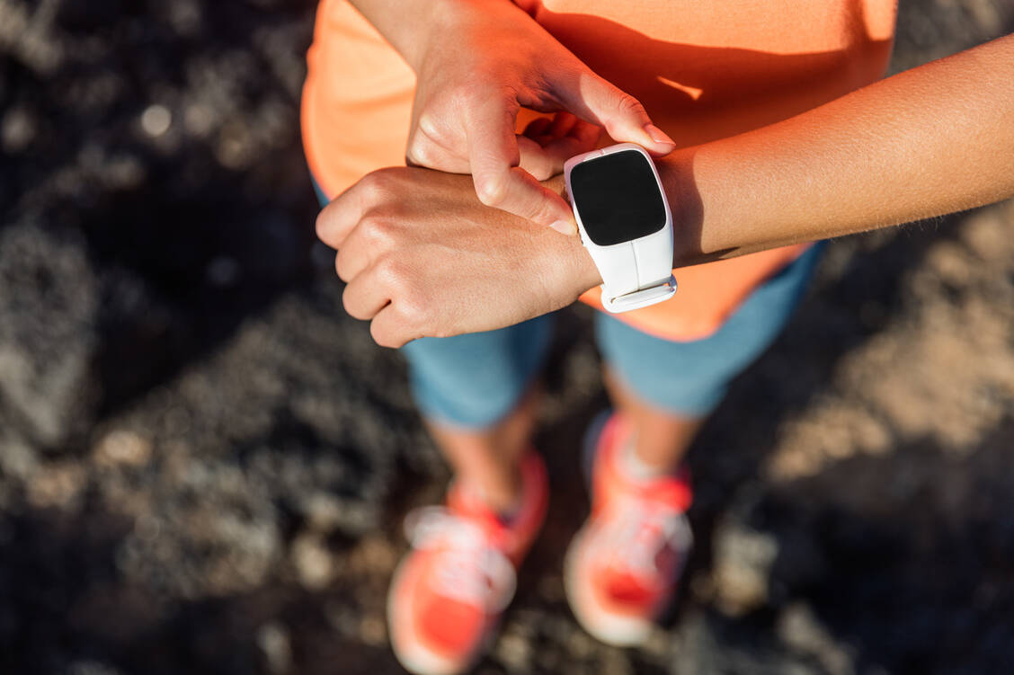 Smartwatches und Fitness-Armbänder zeichnen meist Ruhepuls sowie Schlaf- und Aktivitätsinformationen auf. Bei einer Erkrankung ändern sich diese in der Regel deutlich. So könnten typische Covid-19-Symptome durch die neue RKI-App erkannt werden. / Foto: Fotolia/Maridav