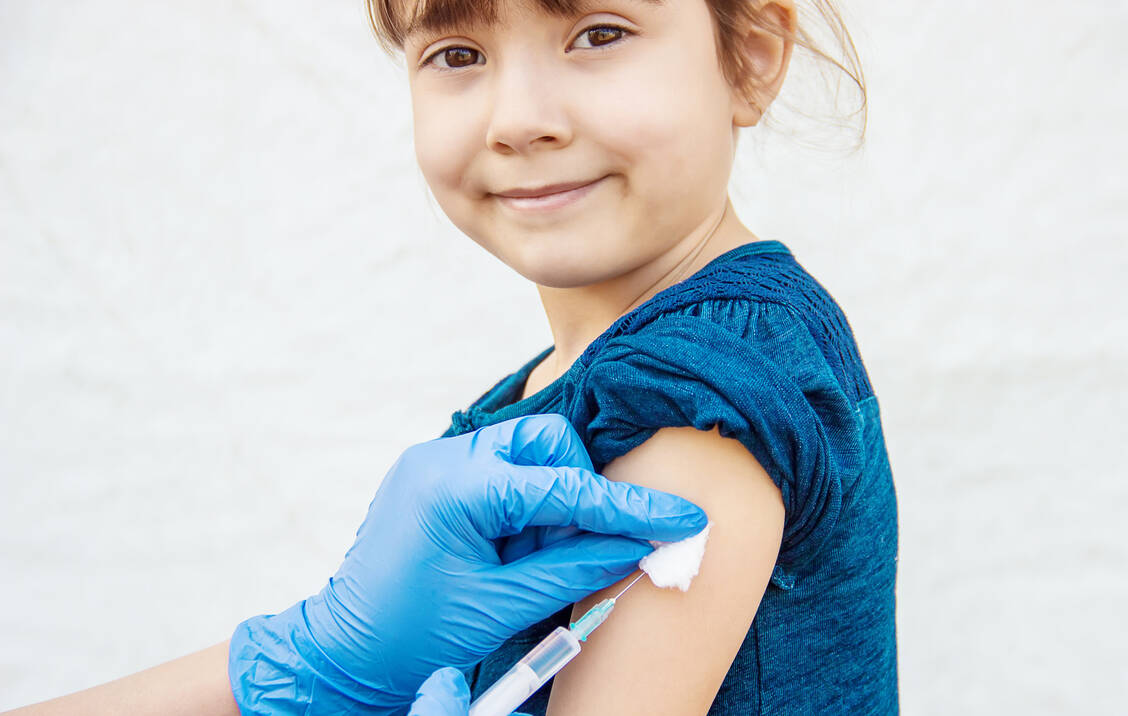 Impfungen bringen Jung und Alt kurz- und langfristige Gesundheitsvorteile. / © Adobe Stock/yanadjan