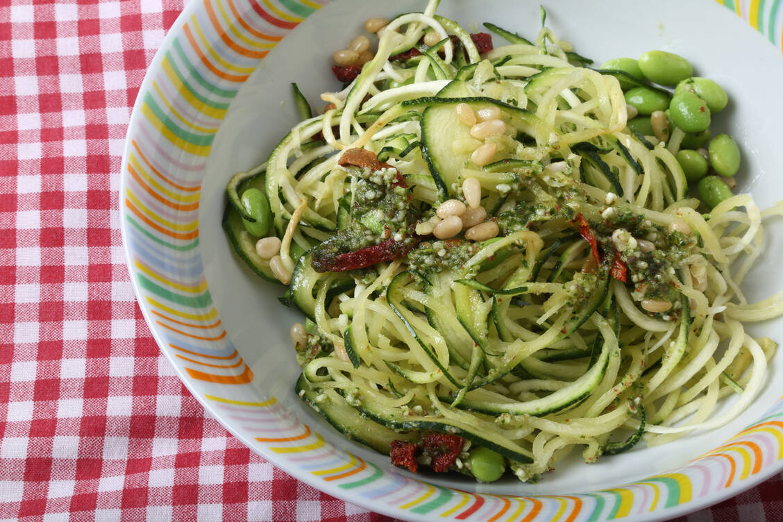 Lust auf ein neues Topping von Pasta und Salaten? Zedernkerne sind gerade in. / Foto: Adobe Stock/fotoXS