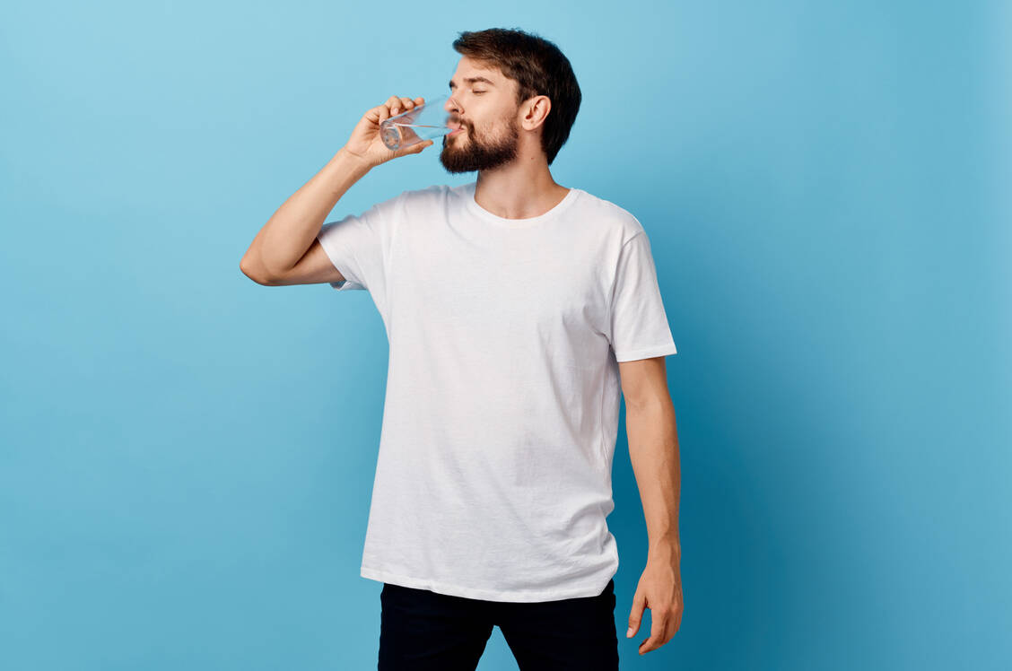 Ein großes Glas Wasser und eine aufrechte Körperhaltung sind wichtig, damit Doxycyclin-Hyclat der Speiseröhre nicht schadet. / © Adobe Stock/SHOTPRIME STUDIO