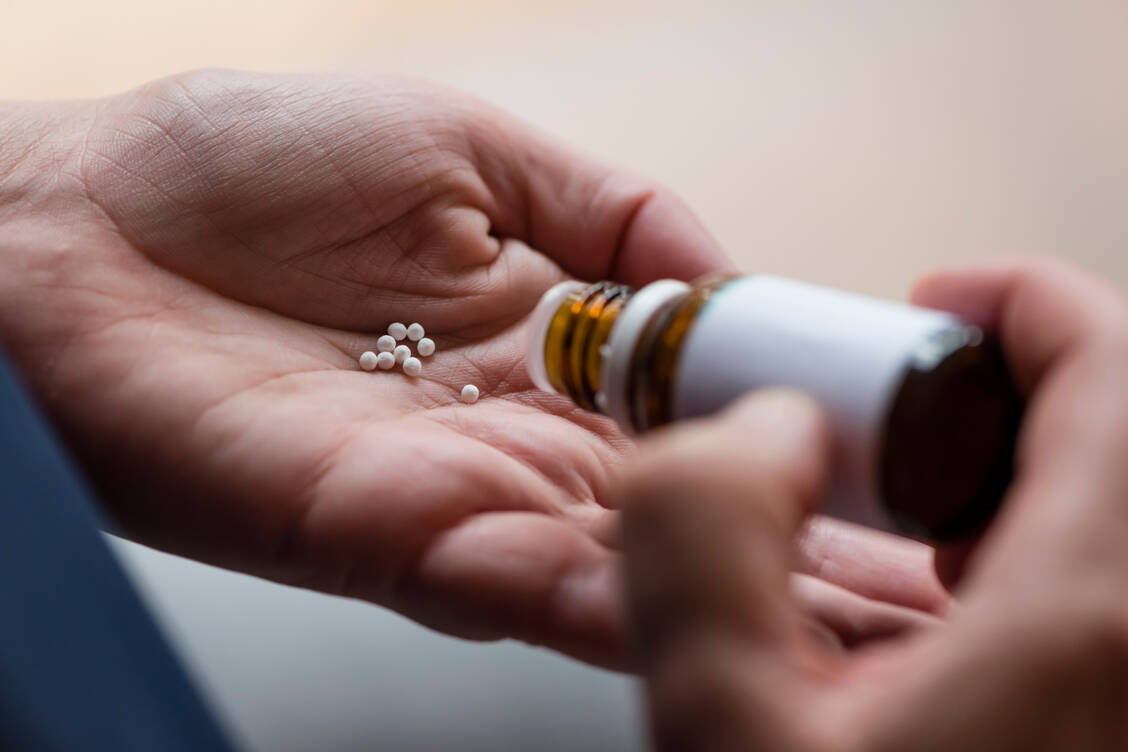 Der Bundesverband der Pharmaziestudierenden in Deutschland (BPhD) fordert unter anderem eine bessere Aufklärung über Homöopathika und andere ungesicherte Therapieverfahren. / Foto: Getty Images/Erik Tham