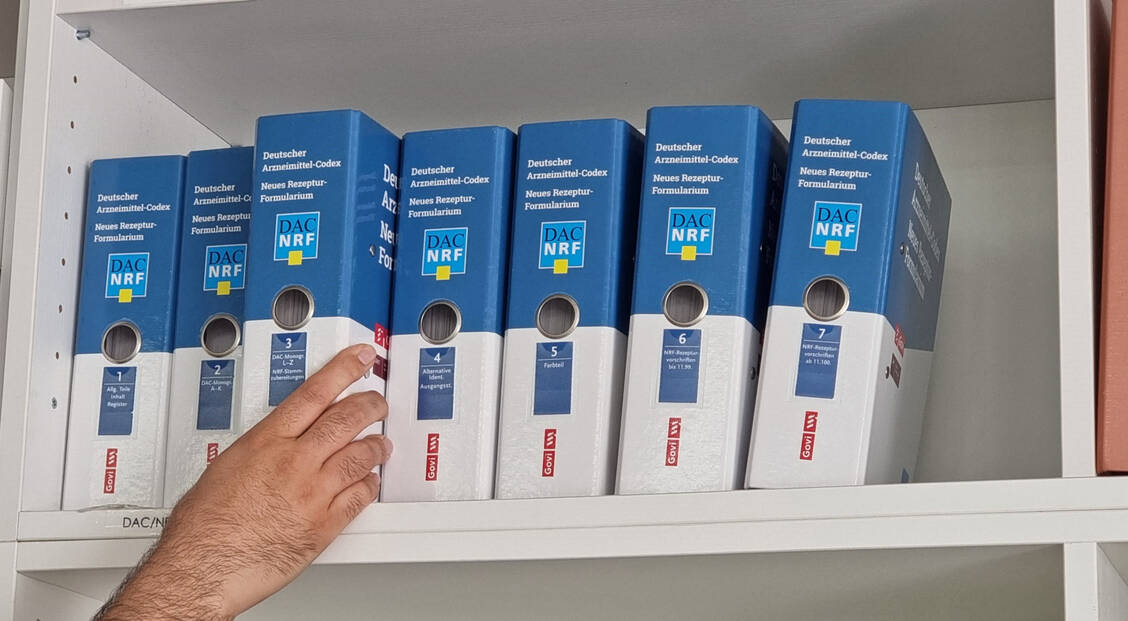Eine Menge Neues hält die Ergänzungslieferungen des DAC/NRF bereit: neue Monographien zu Phospatidylcholin, die Identitätsprüfung der Echten Goldrute oder angepasste Haltbarkeitsdaten von Atropin-Augentropfen.  / Foto: DAC/NRF