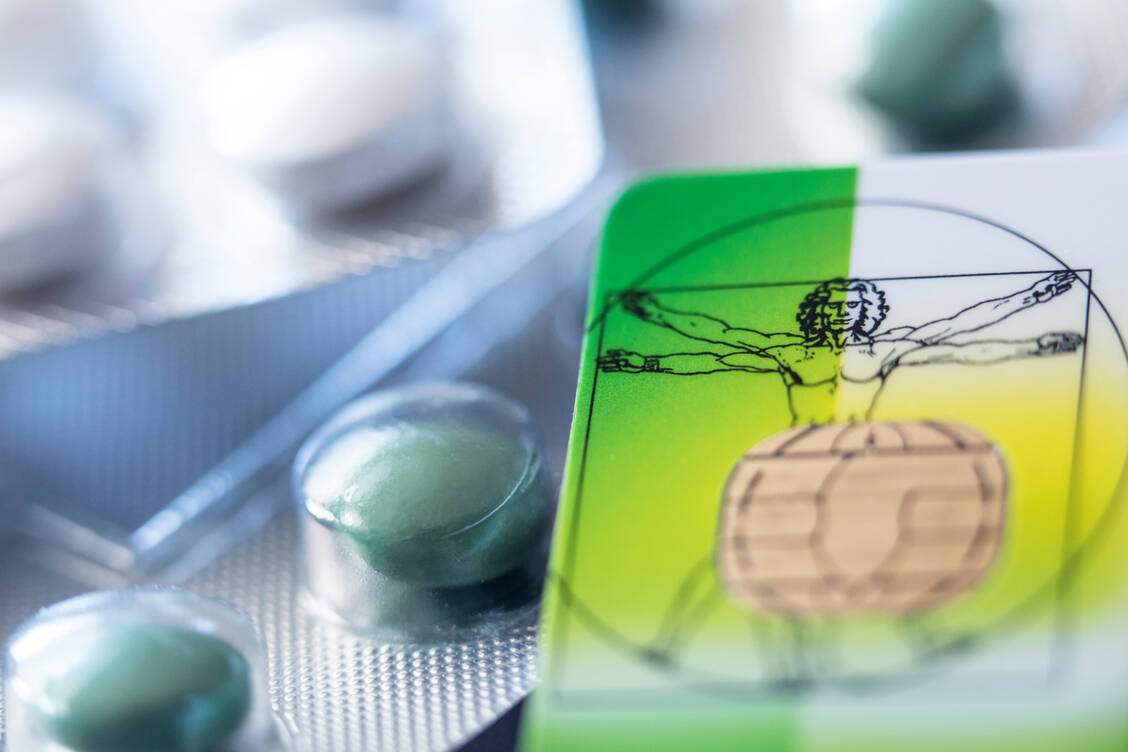 Der wohl einfachste Einlöseweg für das E-Rezept ist inzwischen über die Versichertenkarte, die man in der Apotheke in ein Lesegerät steckt. / Foto: Adobe Stock/bilderstoeckchen