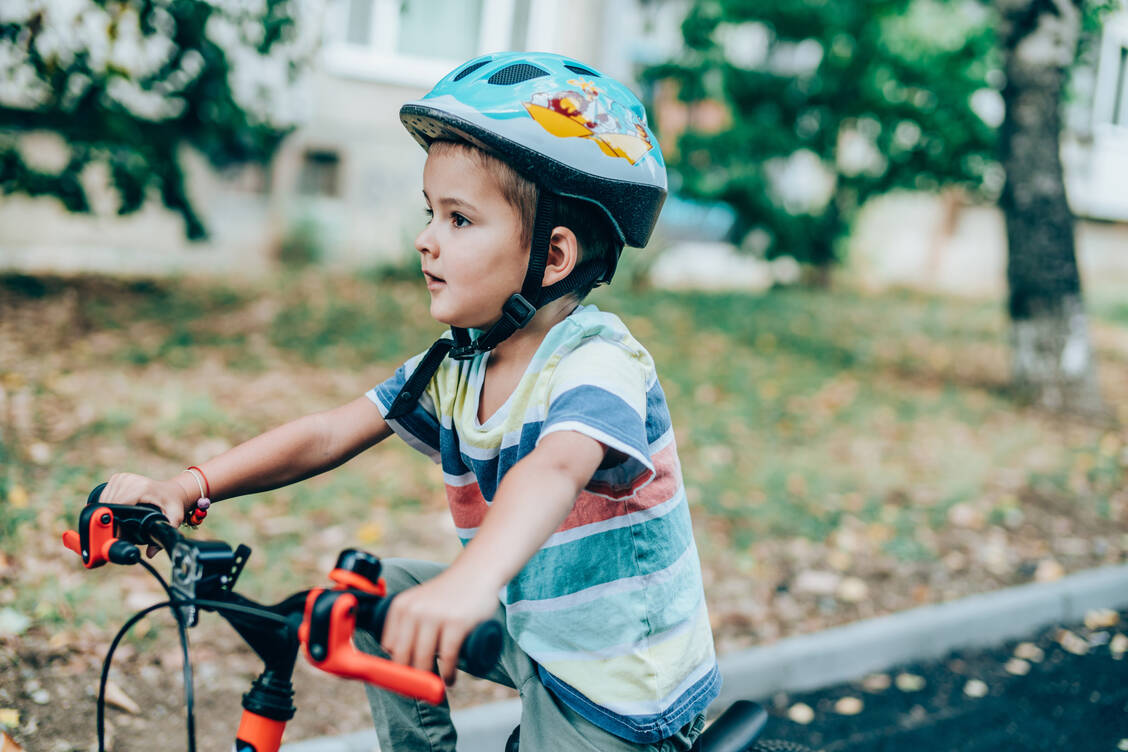 Prinzipiell sollten alle Radfahrer einen Helm tragen. Bei Kindern ist der Schutz jedoch besonders wichtig, da die Folgen eines Schädelhirntraumas bei ihnen gravierender als bei Erwachsenen sein können. / © Getty Images/VioletaStoimenova