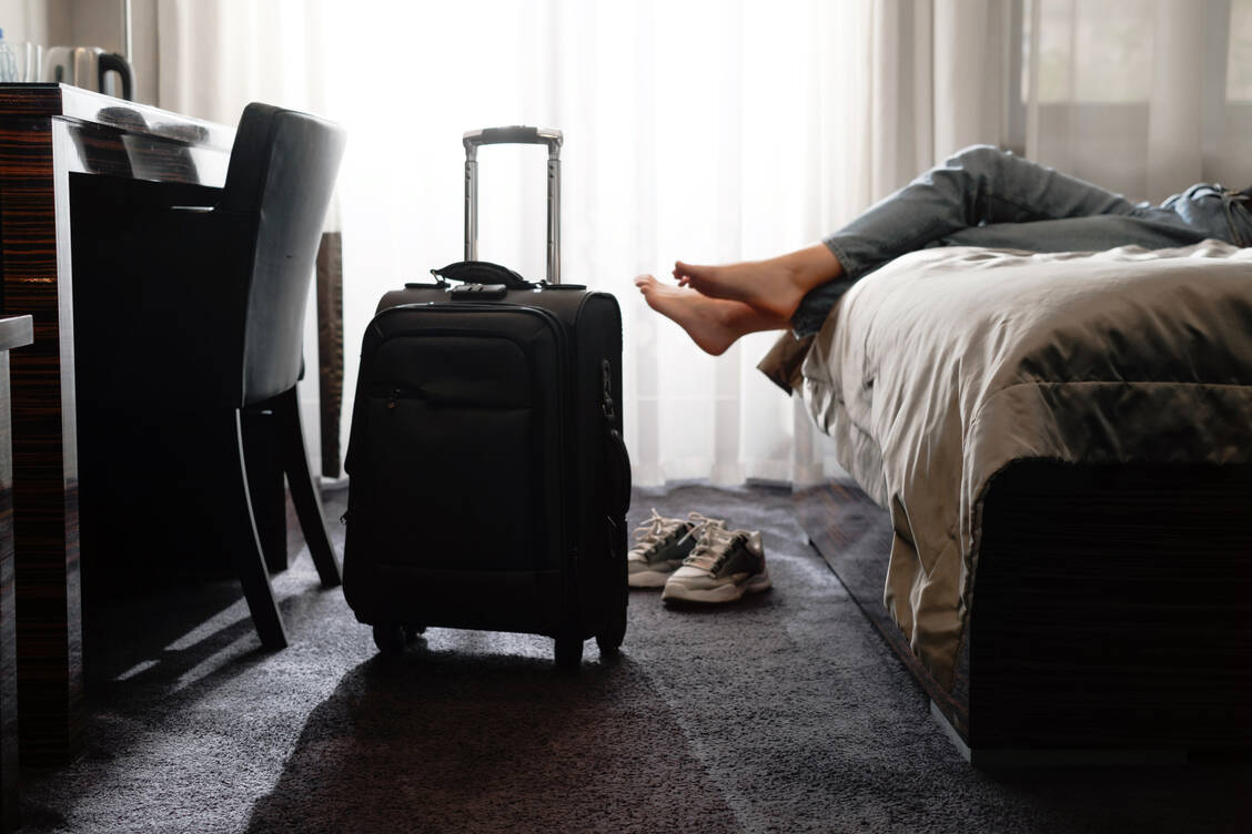 Melatonin kann bei Reisen über mehrere Zeitzonen, besonders in östlicher Richtung, die Anpassung an den Tag-Nacht-Rhythmus am Zielort erleichtern. / © Getty Images/Ninelutsk