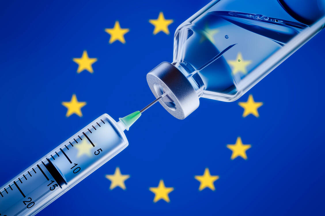 Aktuell bewertet der Ausschuss für Humanarzneimittel (CHMP) fünf Impfstoffkandidaten im Rolling-Review-Verfahren.  / Foto: Getty Images/peterschreiber.media