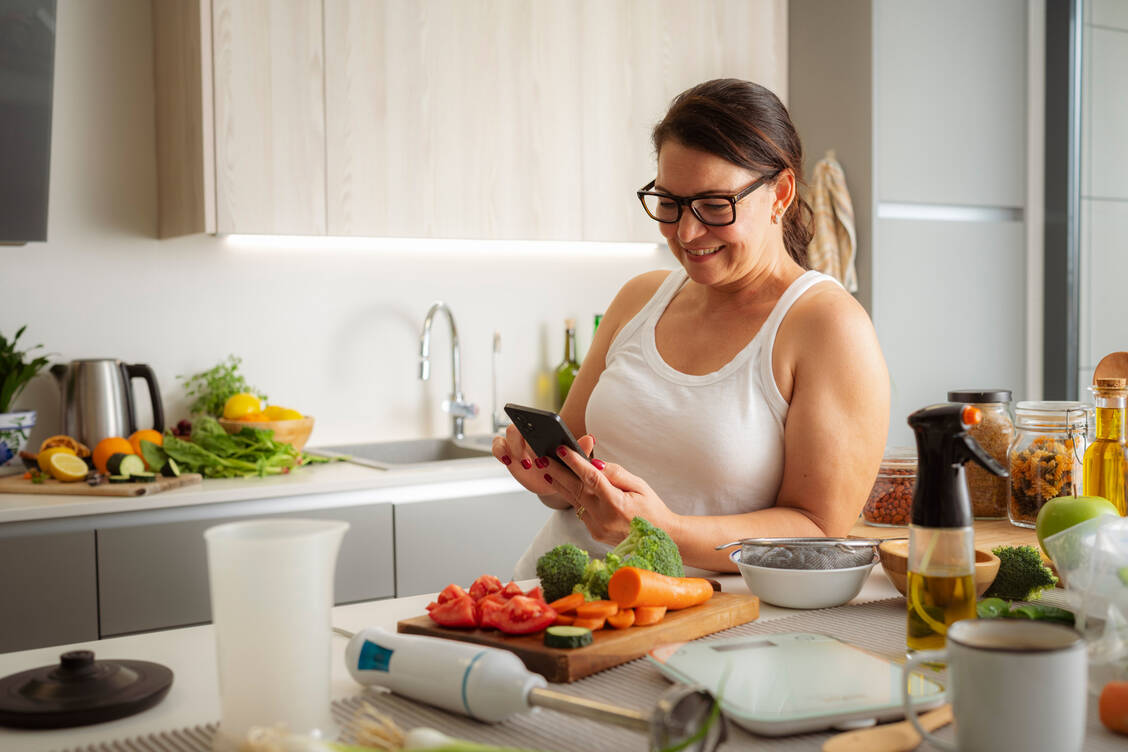 Nach der OP ist die langsame Einführung der Kost und die Begleitung durch eine Ernährungsfachkraft wichtig. / © Getty Images/fcafotodigital