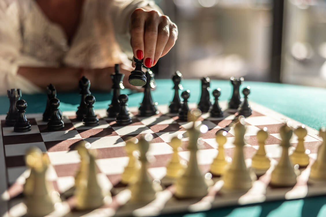 Schachbasiertes kognitives Training kann die geistige Leistungsfähigkeit steigern und bei Patienten in psychotherapeutischer Behandlung offenbar auch die Lebensqualität verbessern. / © Getty Images/SimpleImages