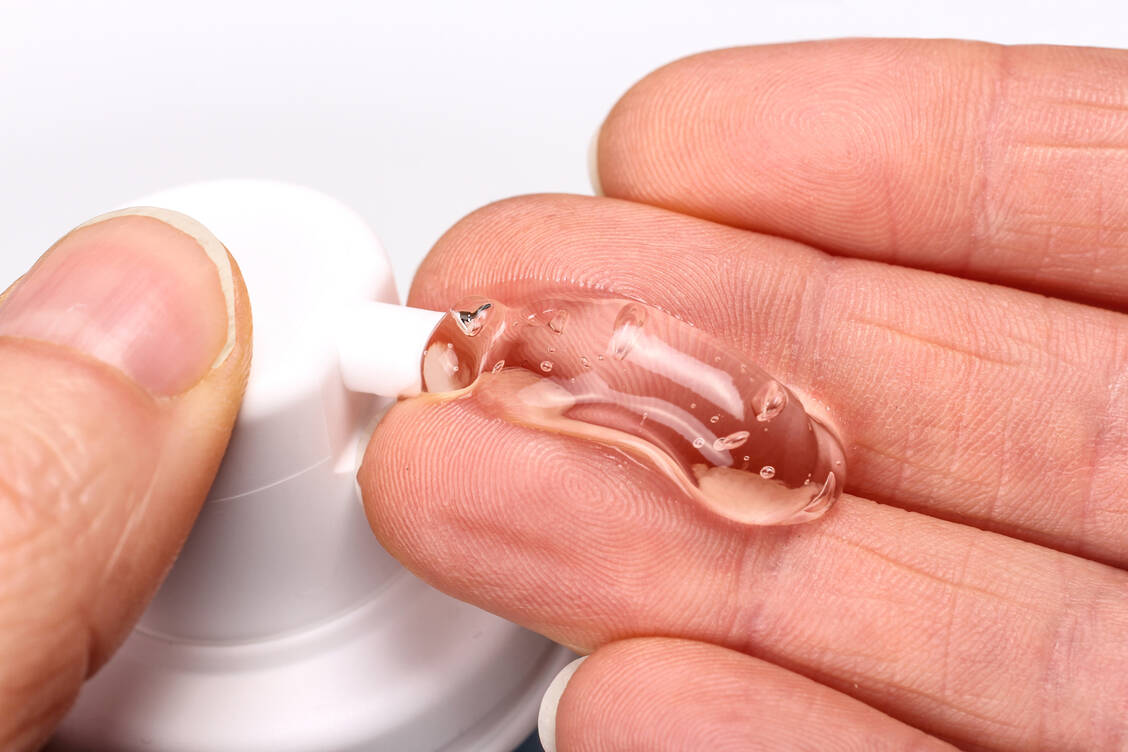 Menschen, die stark schwitzen, können auf die selbst hergestellte Rezeptur aus der Apotheke hoffen. / Foto: Adobe Stock/Marina Lohrbach