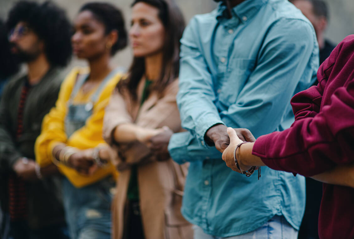 Sich in einer Gruppe für die Umwelt zu engagieren, kann das Gefühl von Handlungsfähigkeit und Kontrolle zurückbringen. / Foto: Getty Images/Halfpoint