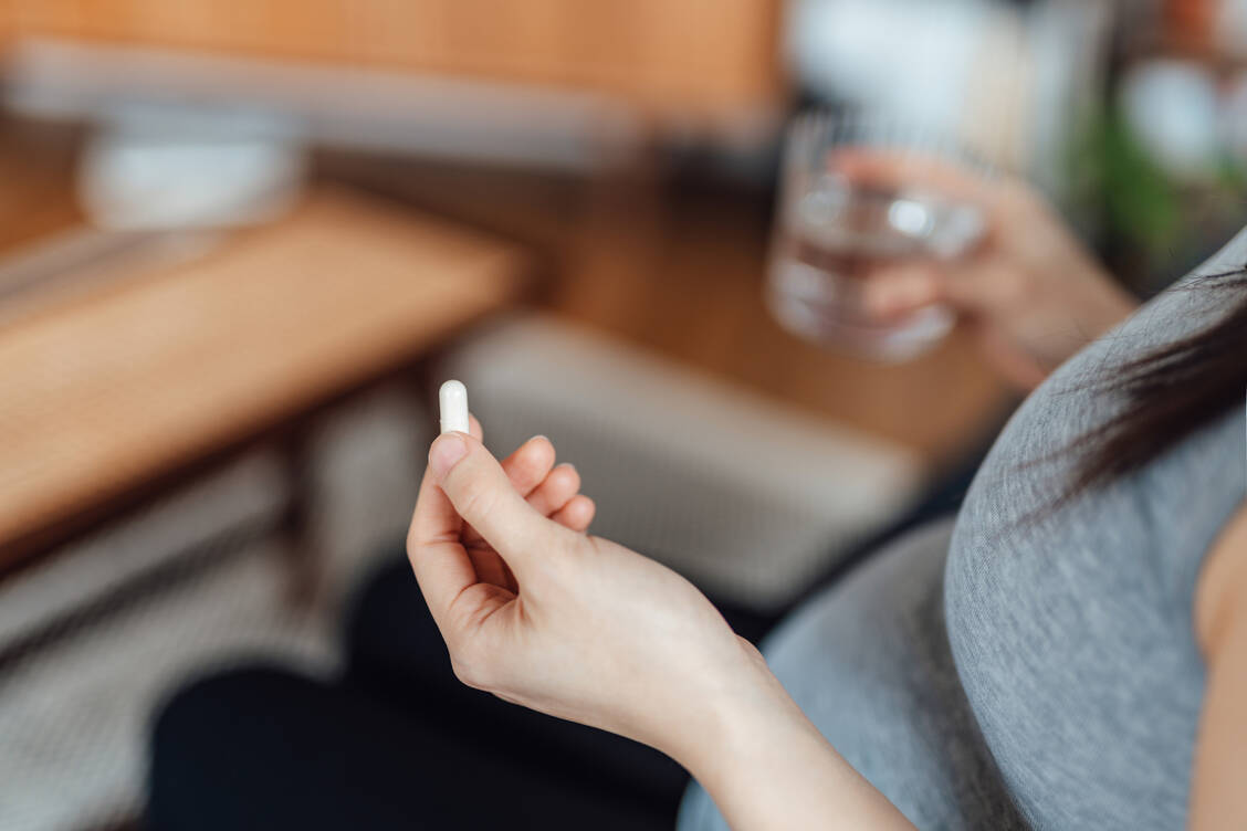 Eine der sichersten Optionen bei Schmerzen in der Schwangerschaft ist und bleibt Paracetamol. / Foto: Getty Images/Oscar Wong
