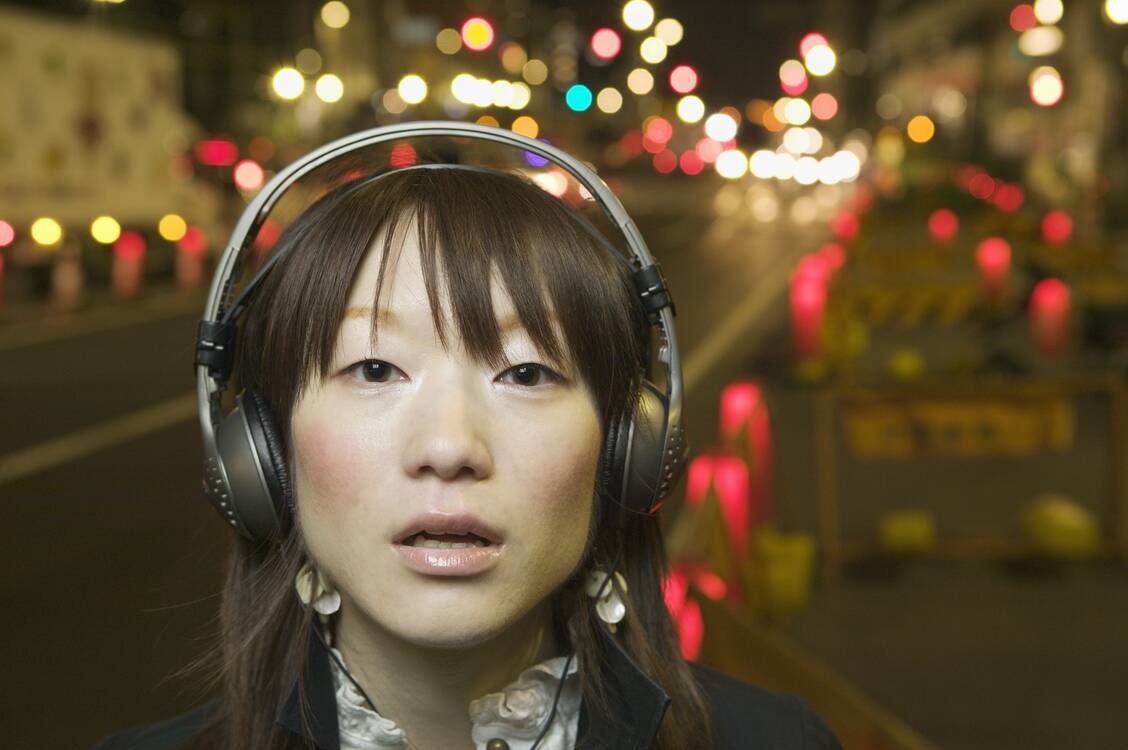 Egal ob In-Ear- oder Bügelkopfhörer: Das Hören lauter Musik kann die Haarzellen im Innenohr schädigen und Hörschäden verursachen.  / Foto: Getty Images/Sven Hagolani