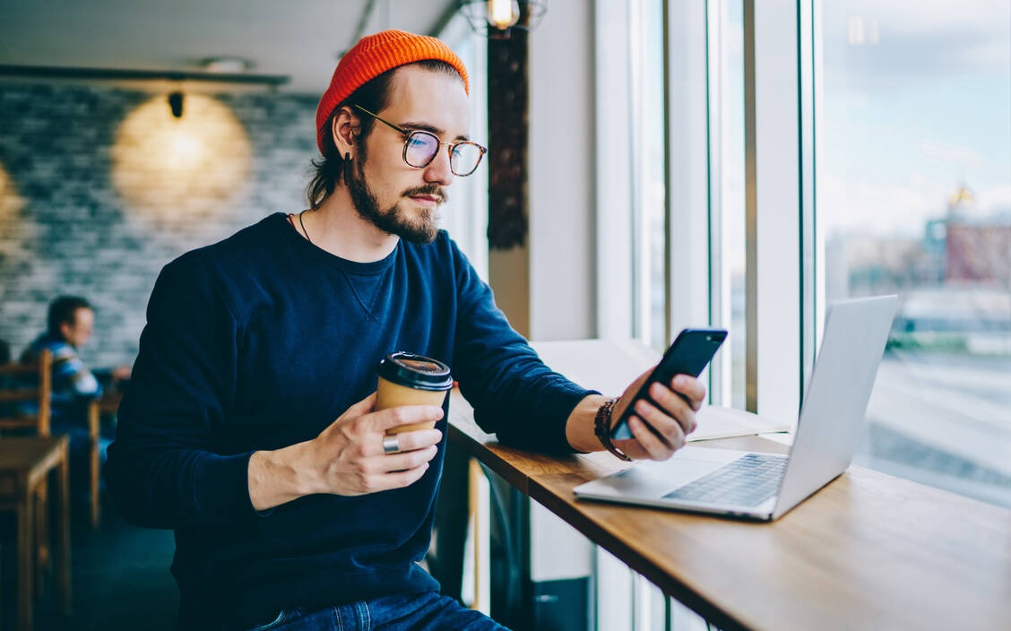 Macht das Handy Spermien müde? Bislang gibt es für diese Theorie keinen Beweis. / Foto: Adobe Stock/BullRun
