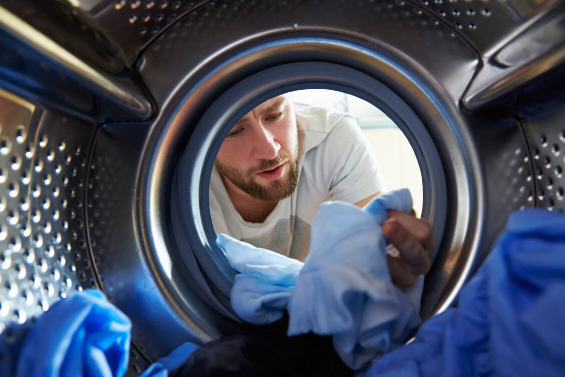 Um das Bakterienwachstum in Waschmaschinen zu verringern, sollte etwa einmal pro Monat ein Waschgang mit 60 Grad Celsius laufen.  / Foto: Adobe Stock/Monkey Business