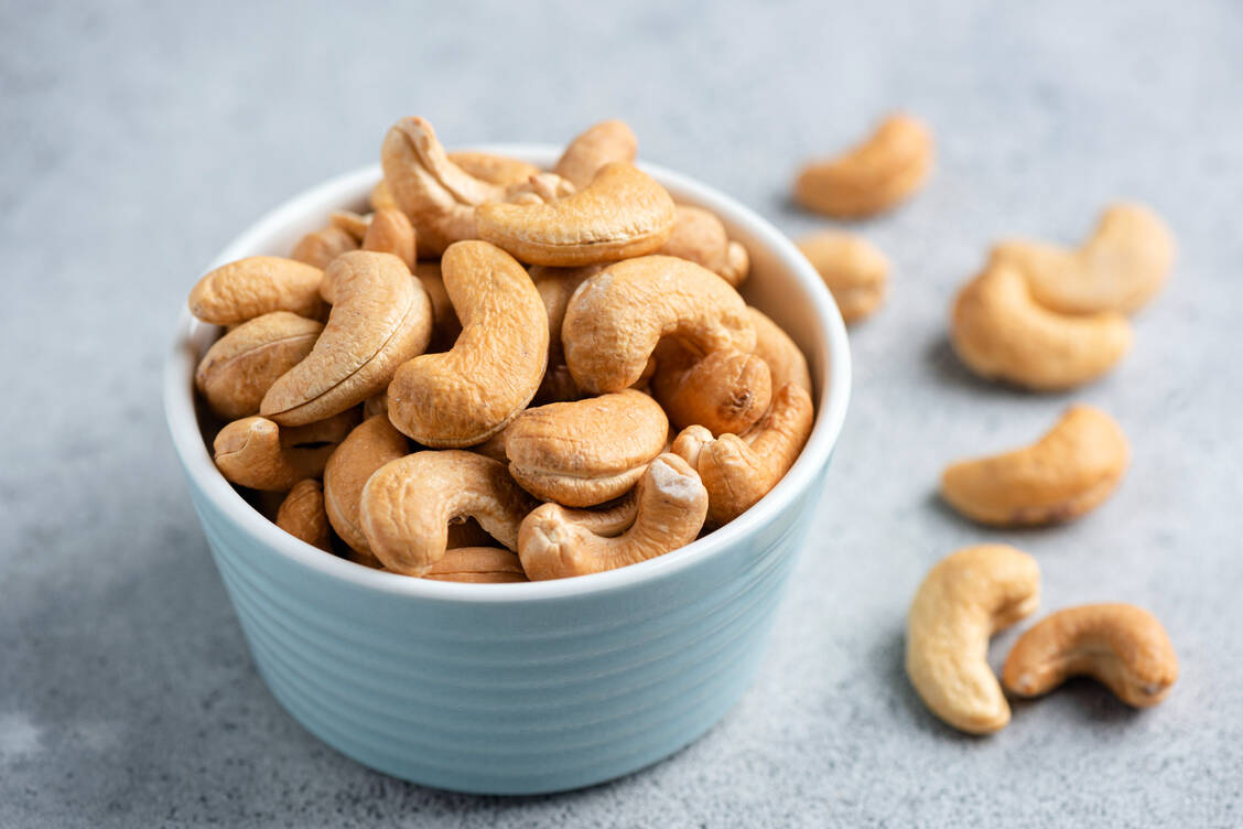 Bereits der Hautkontakt mit Cashewkernen kann eine anaphylaktische Reaktion auslösen. / © Getty Images/Arx0nt
