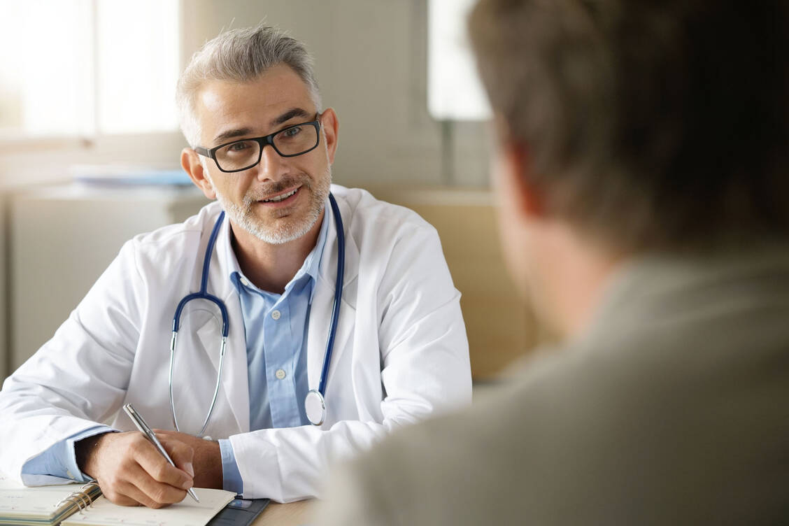 Meist lässt sich hoher Blutdruck gut behandeln. / Foto: Shutterstock/goodluz