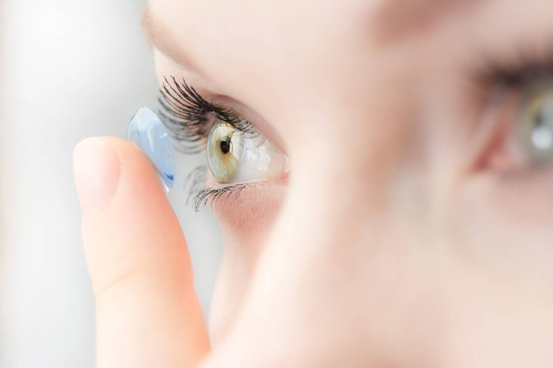 Händewaschen vor dem Einsetzen der Kontaktlinsen ist Infektionsprophylaxe.  / Foto: Adobe Stock/ daniiD