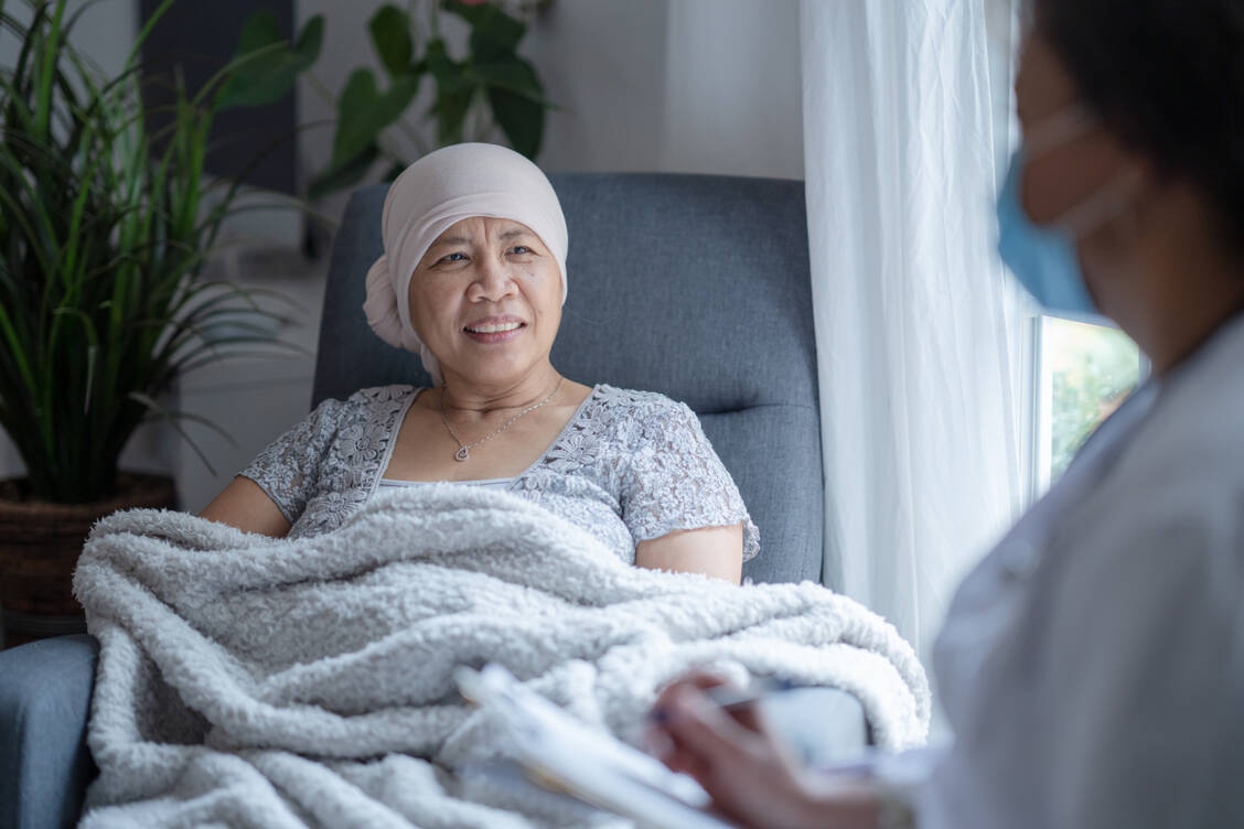 Das neue Antikörper-Wirkstoff-Konjugat Mirvetuximab Soravtansin ist zur Therapie von Patientinnen mit Eierstock-, Eileiter- und primärem Peritonealkrebs indiziert.  / © Getty Images/FatCamera