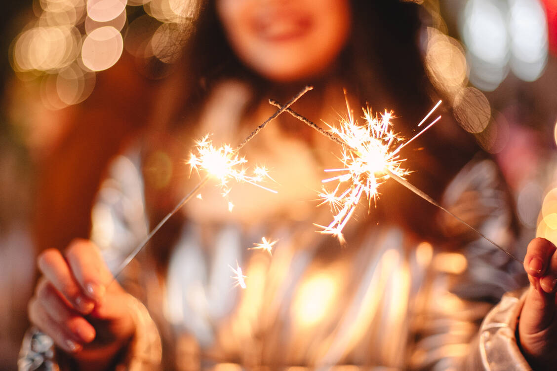 Nicht nur Silvesterraketen oder Fondue, auch Wunderkerzen können zu Verbrennungen führen, die richtig behandelt werden müssen. / Foto: Adobe Stock/finwal89