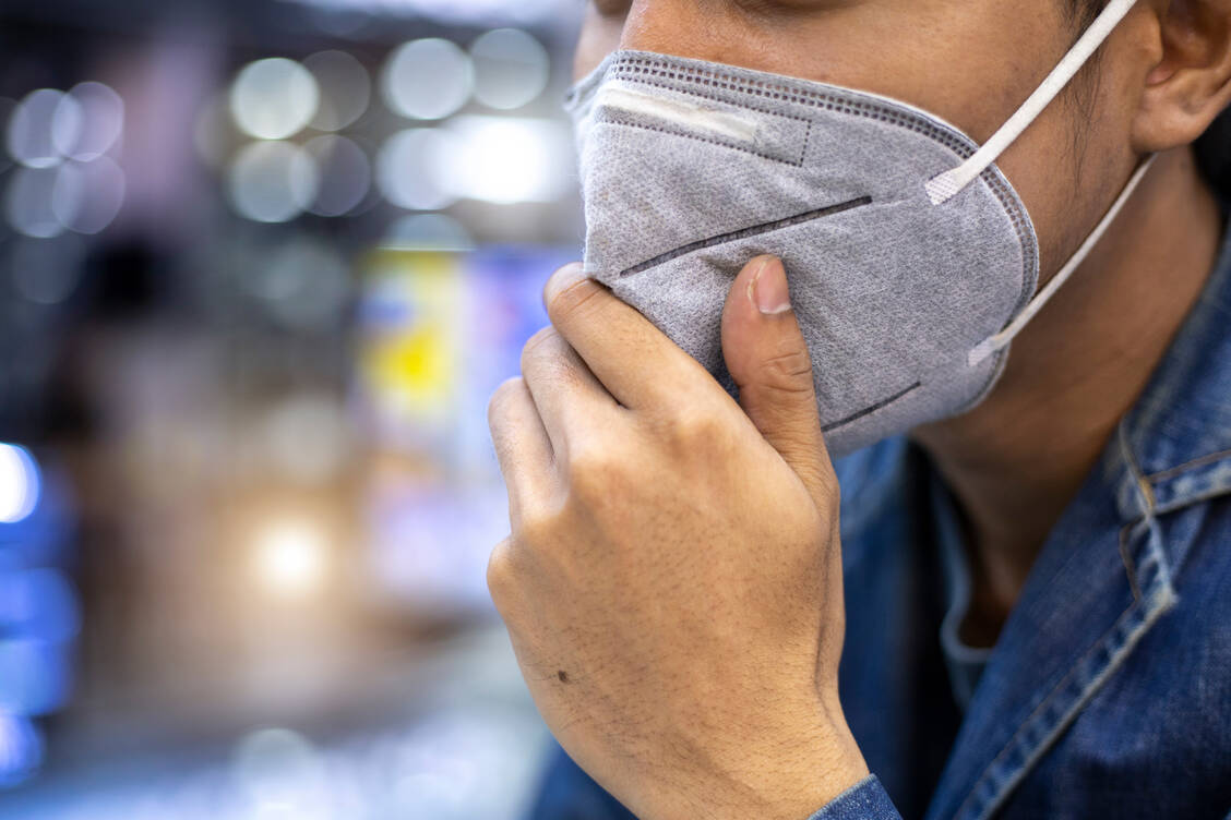 Häufig benennen Händler Mund-Nasen-Bedeckungen als FFP2-Masken oder als Atemschutzmasken, obwohl die verkauften Masken gar nicht dieser versprochenen Qualität entsprechen. / Foto: Getty Images/krisanapong detraphiphat