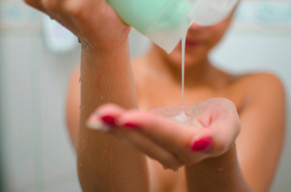Für den Intimbereich reicht lauwarmes Wasser zur Reinigung. Die Analregion sollte jedoch mit geeigneten Seifen gewaschen werden. / Foto: Getty Images/Mayara Klingner/EyeEm