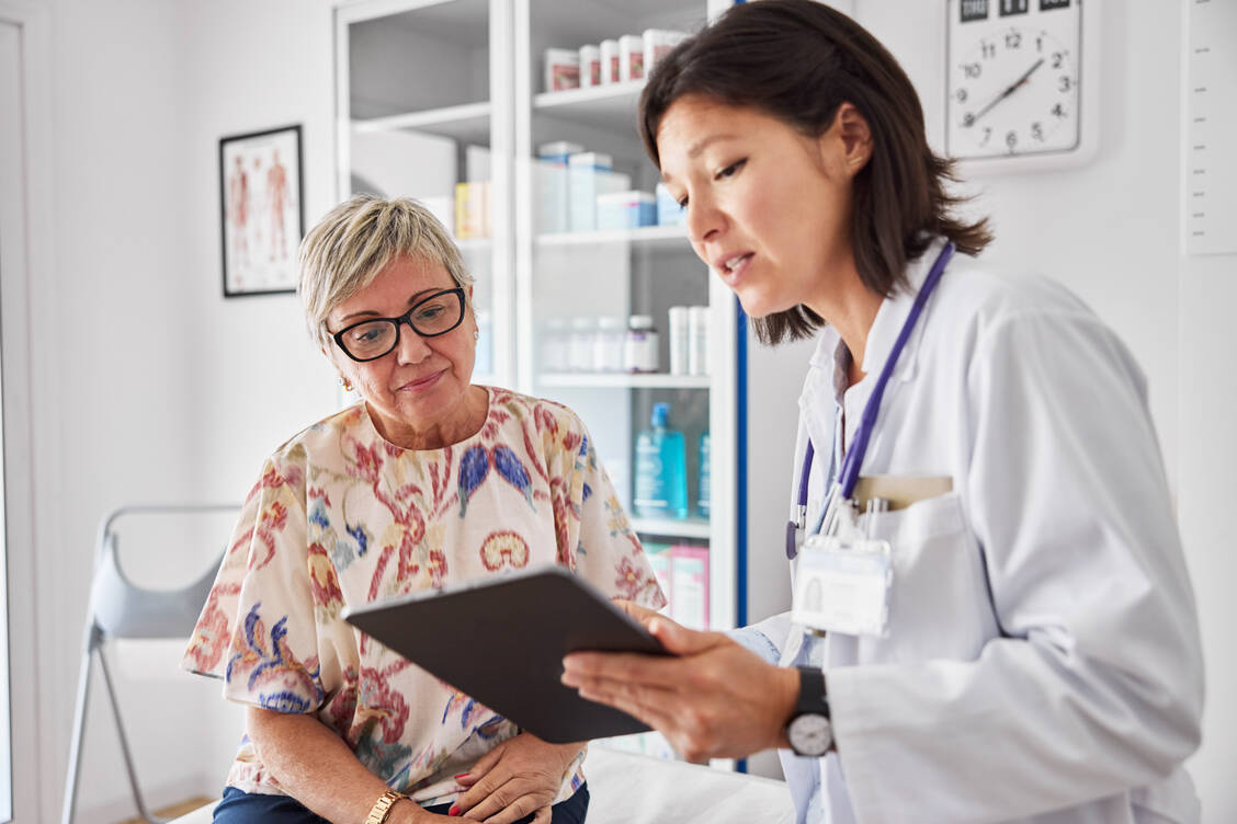 Ein einmal verordneter Protonenpumpenhemmer verschwindet so schnell nicht wieder vom Medikationsplan. Patienten sollten ermutigt werden, mit ihrem Arzt über die Notwendigkeit zu sprechen, das zeigt eine französische Studie. / © Getty Images/Morsa Images